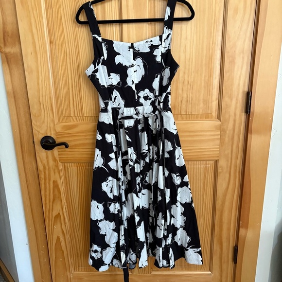WHITE HOUSE BLACK MARKET Black and White Floral Fit and Flare Dress - Picture 8 of 9